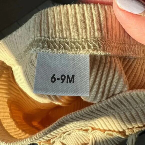 Baby girl unbranded 2 piece beige ribbed outfit size 6-9 months - Picture 3 of 5